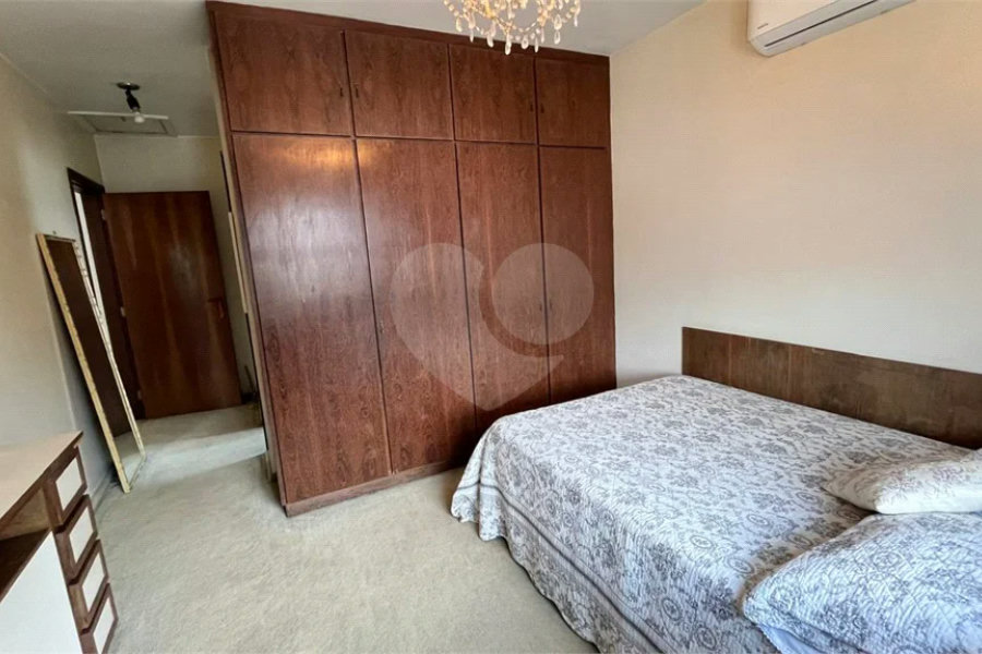 Casa à venda com 4 quartos, sendo 2 suítes, em Morumbi, São Paulo, SP