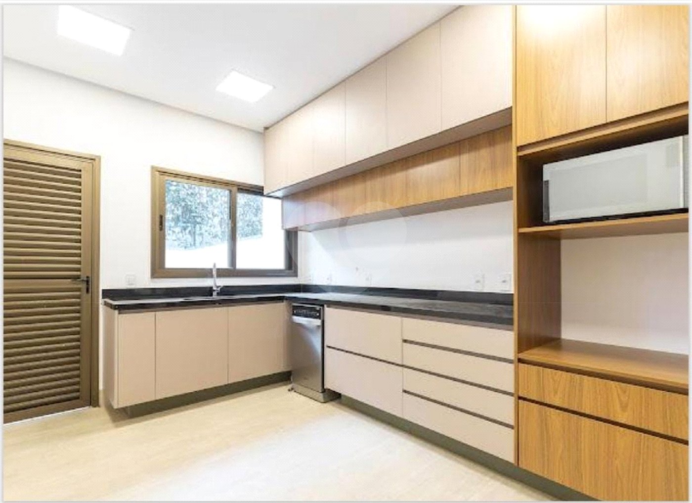 Casa à venda com 3 quartos, sendo 2 suítes, no condomínio Residencial Erika, São Paulo - SP