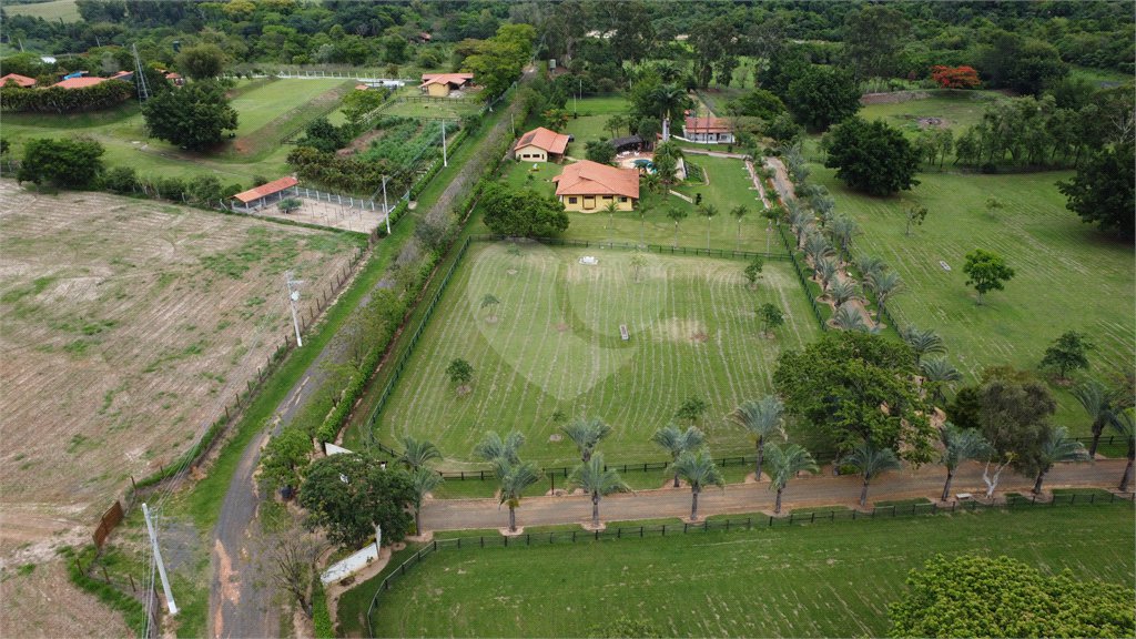 Casa à venda com 8 quartos, sendo 4 suítes, no condomínio Santa Filomena, Salto - SP