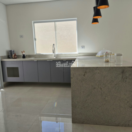 Casa à venda com 4 quartos, sendo 3 suítes, em Vila Petrópolis, Atibaia, SP
