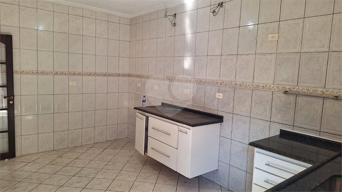 Sobrado para alugar com 4 quartos, sendo 3 suítes, em Vila Nivi, São Paulo, SP