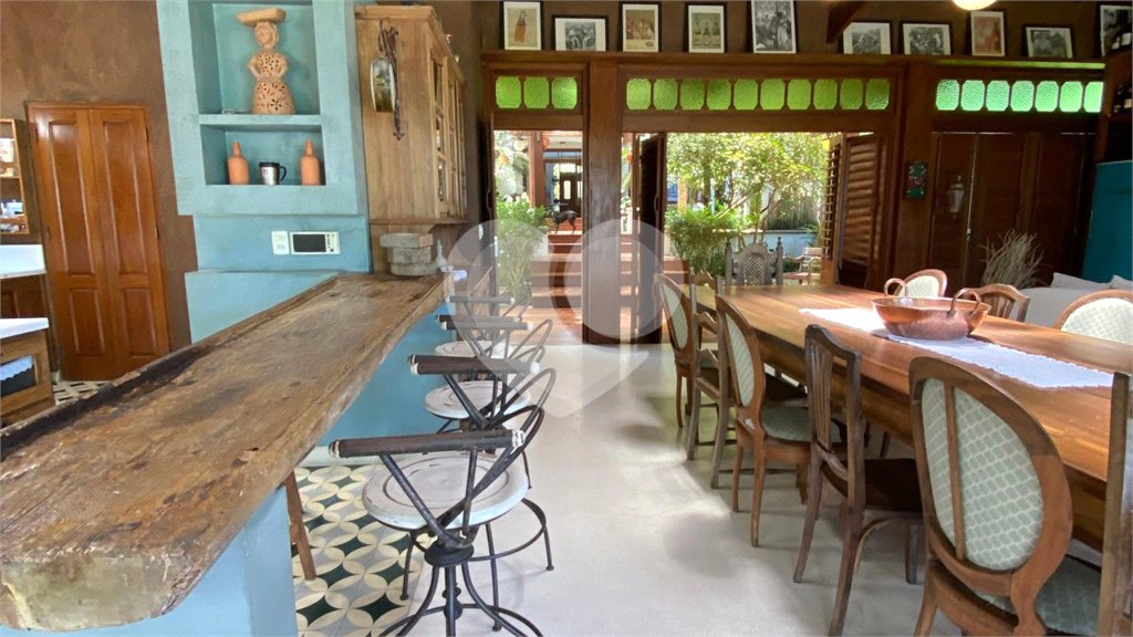 Casa à venda com 1 quarto, sendo 3 suítes, no Centro, Porto Seguro, BA