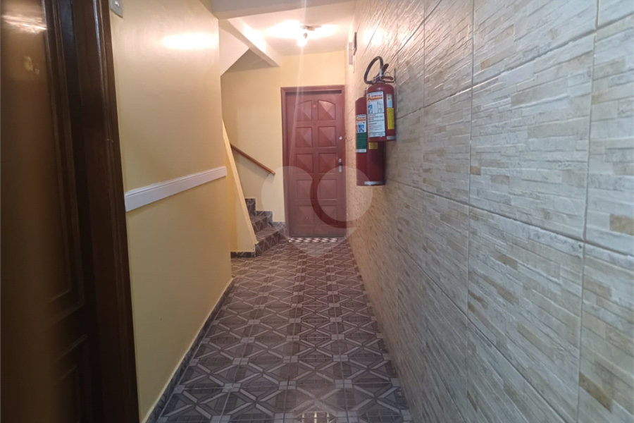 Apartamento super bem localizado, com 01 dormitório e armário embutido