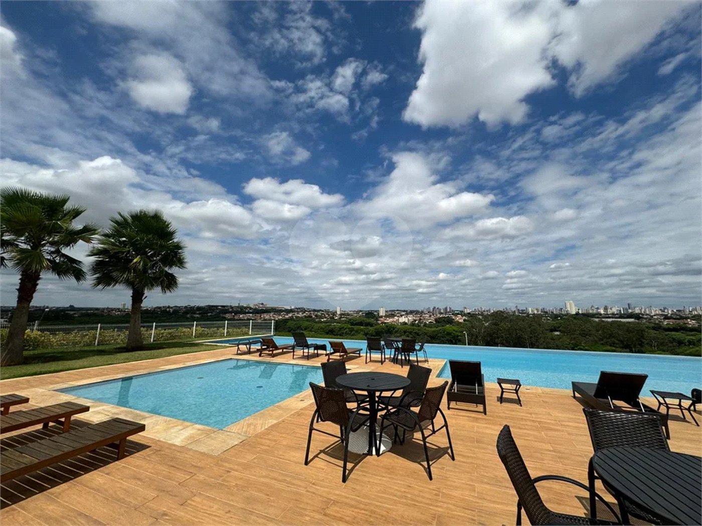 Casa térrea em estilo neoclássico com 3 suítes, no Condomínio Damha 2, na cidade de Piracicaba - SP.