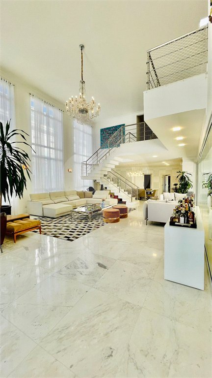 Belíssima casa à venda com 700 m² no Condomínio Tamboré, em Alphaville!!!