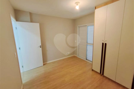 Casa à venda com 3 quartos, sendo 1 suíte, no condomínio Residencial Rio Preto Village, Atibaia - SP
