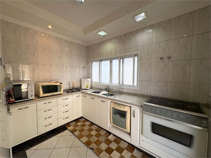 Casa à venda com 5 quartos, sendo 3 suítes, no condomínio Granja Olga III, Sorocaba - SP