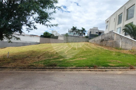 Terreno à venda no condomínio Figueira Garden, Atibaia - SP