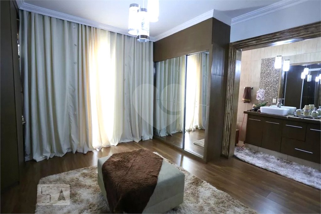 Sobrado à venda com 6 quartos, sendo 5 suítes, em Vila Paranaguá, São Paulo, SP