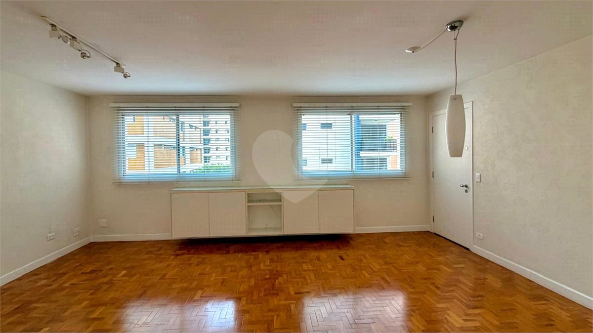Apartamento à venda com 3 quartos, sendo 1 suíte,  em Moema, São Paulo, SP