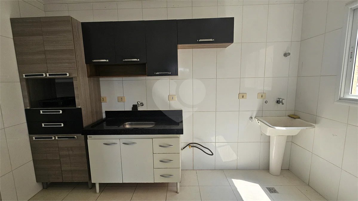 Apartamento Locação Condomínio Anguri com 02 dormitórios com Ar e Sacada