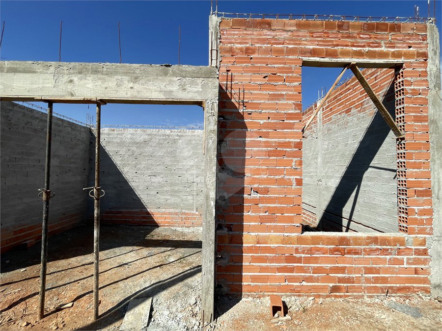 Casa à venda com 3 quartos, sendo 1 suíte, no condomínio Tivolli Residencial, Itapetininga - SP