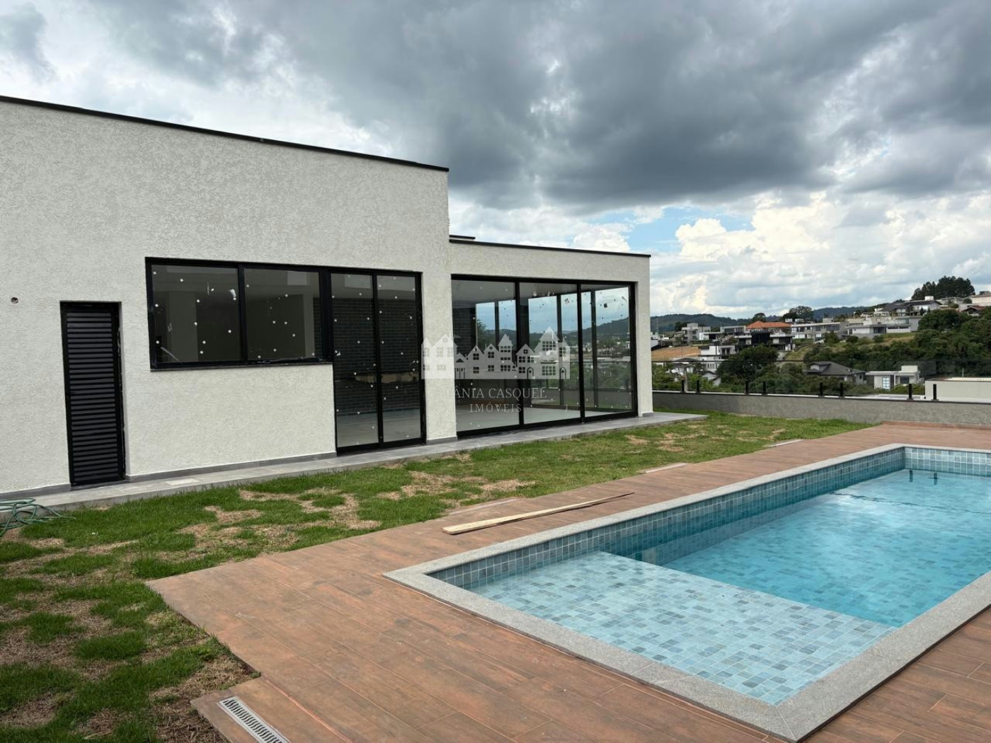 Casa à venda com 3 suítes no condomínio Shamballa III, Atibaia - SP