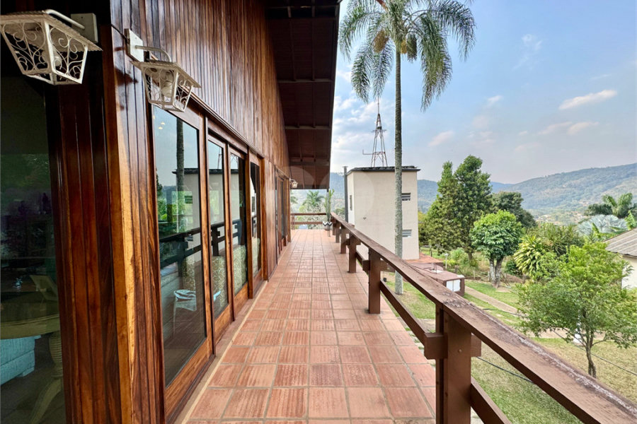 Casa à venda com 7 quartos, sendo 4 suítes, no condomínio Campos de Mairiporã Gleba 1, Mairiporã - SP