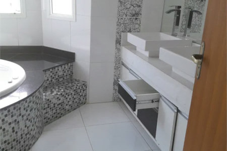 Casa à venda ou para alugar com 4 suítes em Chácaras São Carlos, Cotia, SP