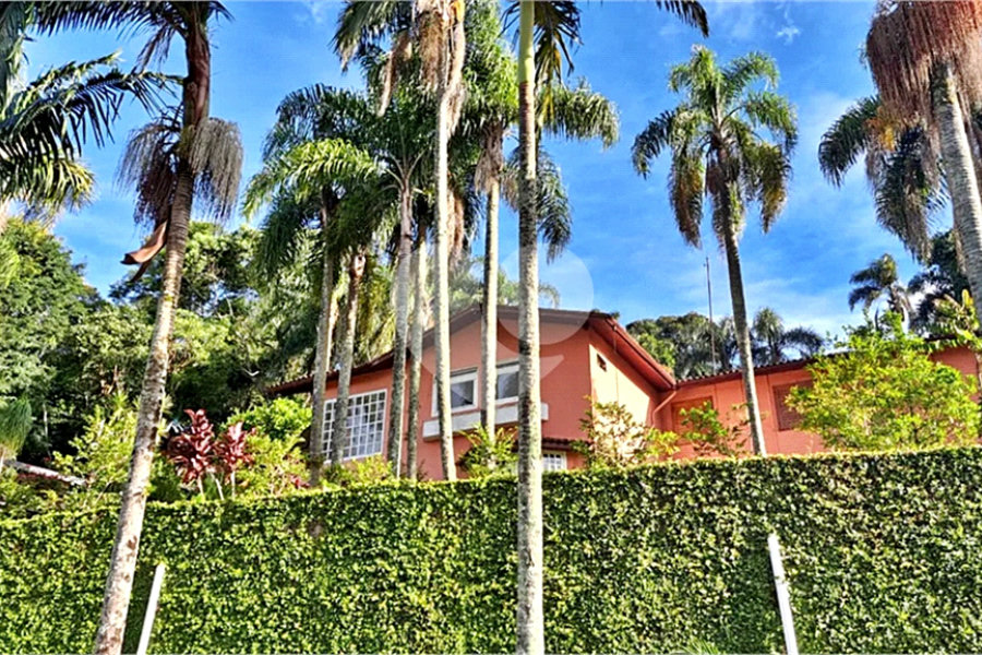 Casa à venda com 6 quartos, sendo 2 suítes, no condomínio Associação Reserva das Hortênsias, Mairiporã - SP
