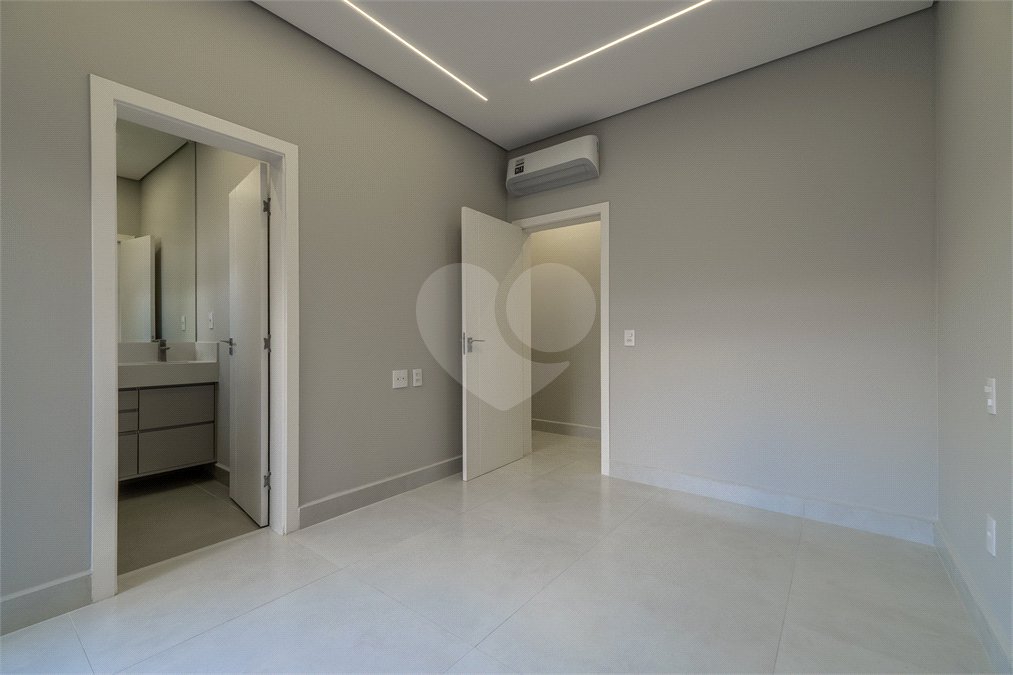 Indaiatuba - SP - Condominio Dona Lucilla - Valor R$2.295.000,00 - 3 suítes + escritório + lavabo - Terreno: 300m2 - Construção: 188m2 - Diferenciais - Móveis planejados no escritório, sala de TV, lavabo, cozinha, área gourmet, lavanderia, banheiros e closet - Ar condicionado em todos os ambie