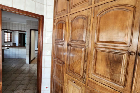 Casa Antiga, Charmosa e Muito Bem Localizada no Condomínio Faber Castell I á venda