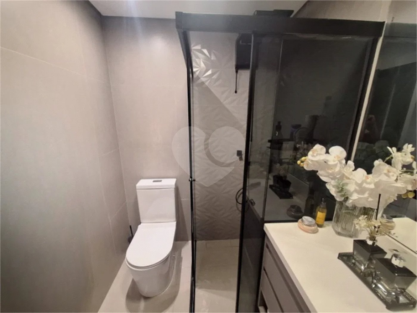Apartamento totalmente mobiliado com 2 dormitórios, 1 vaga