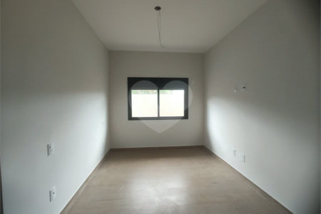 Casa exclusiva em Atibaia de alto padrão com 3 suítes, piscina, espaço gourmet, condomínio fechado, aceita financiamento