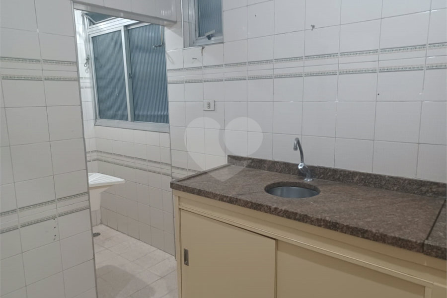 Apartamento super bem localizado, com 01 dormitório e armário embutido