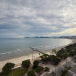 Apartamento Alto Padrão Frente Mar com 4 Dormitórios, 3 Suítes e 3 Vagas na Orla de Santos