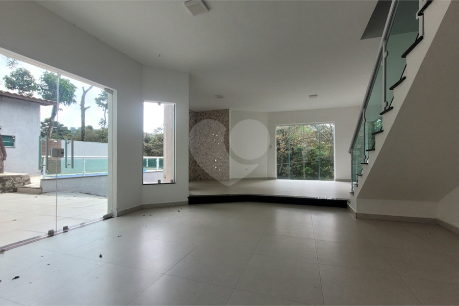 Casa à venda com 4 quartos, sendo 1 suíte, no condomínio Parque Suiça, Caieiras - SP