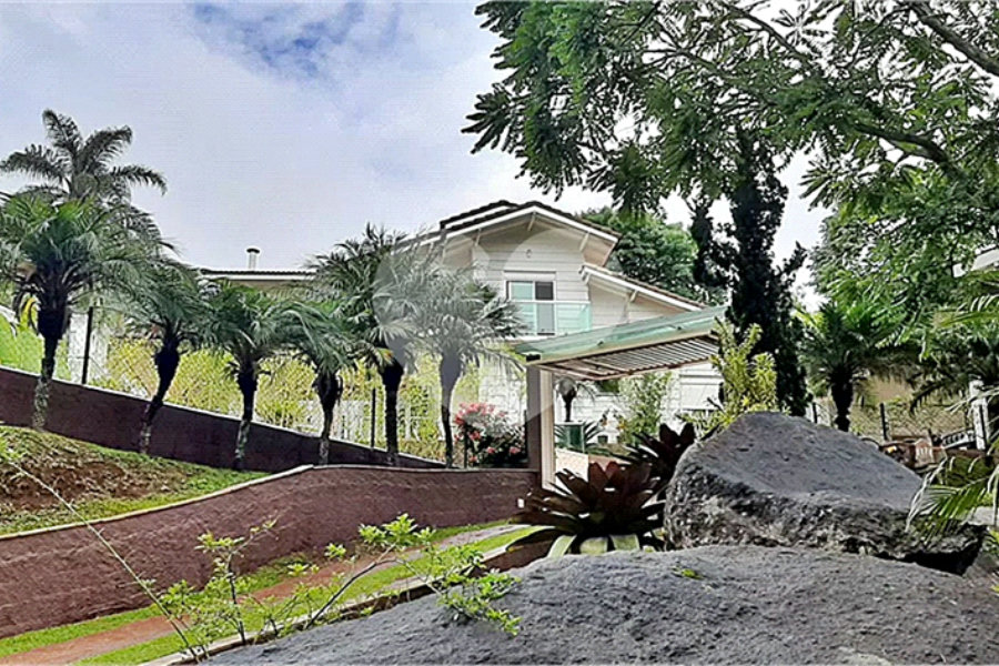 Casa à venda com 3 quartos, sendo 1 suíte, no condomínio Suíça da Cantareira, Mairiporã - SP