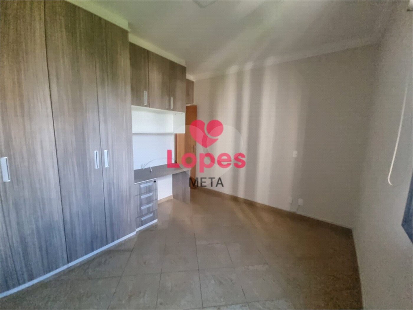 Apartamento à venda com 3 quartos, sendo 1 suíte,  em Parque Residencial Aquarius, São José dos Campos, SP