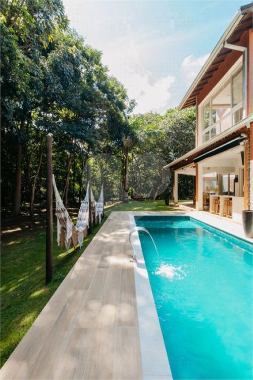 Casa à venda com 5 quartos, sendo 4 suítes, no condomínio Figueira Garden, Atibaia - SP
