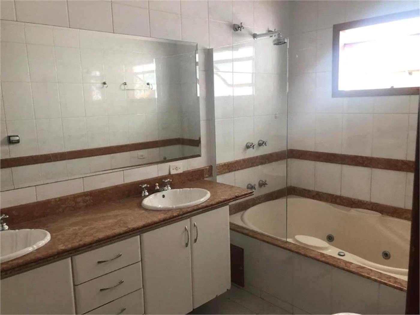 Casa à venda com 4 suítes no condomínio Vila das Emboabas, São Paulo - SP