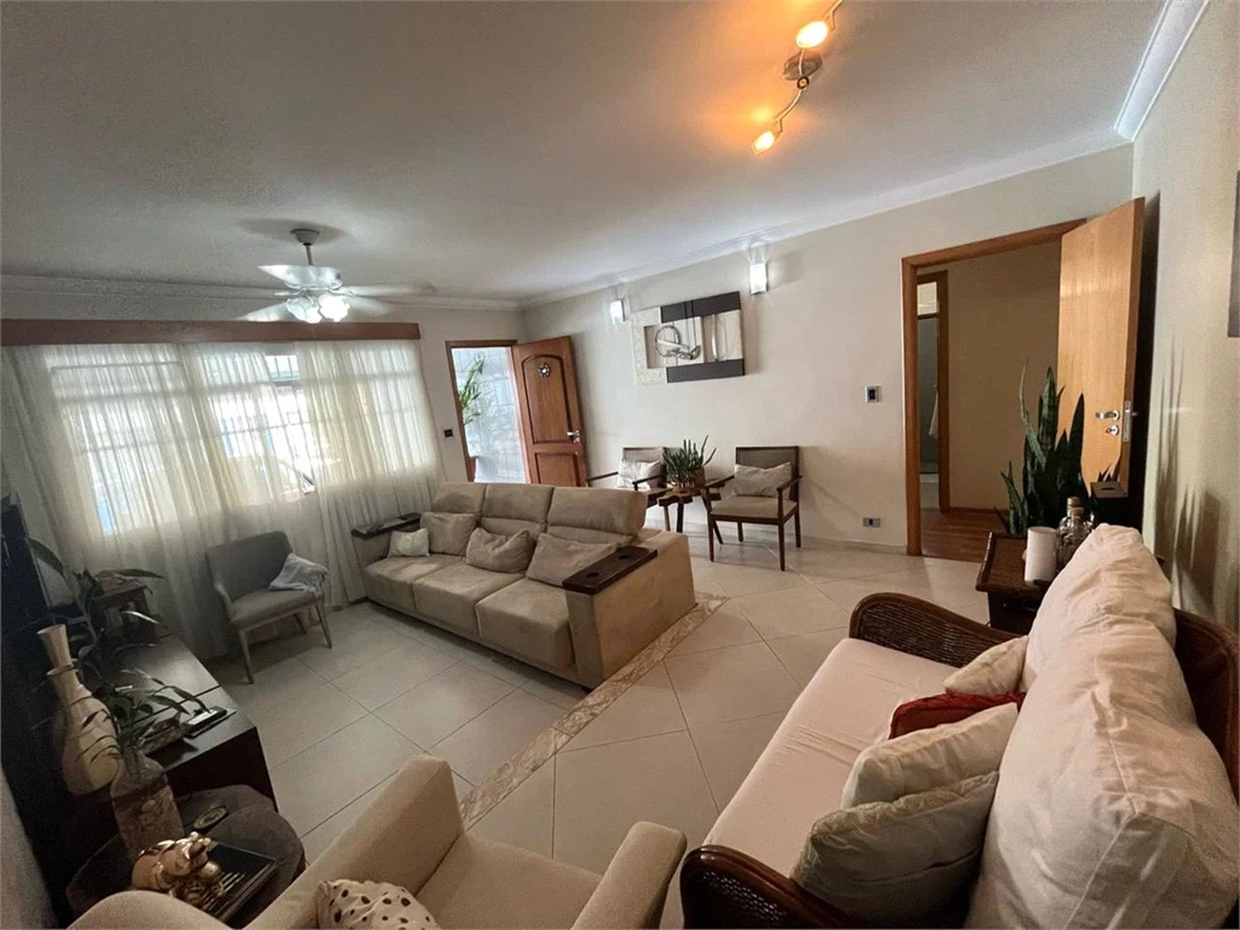 Casa à venda com 3 quartos, sendo 1 suíte,  em Jardim Casablanca, São Paulo, SP