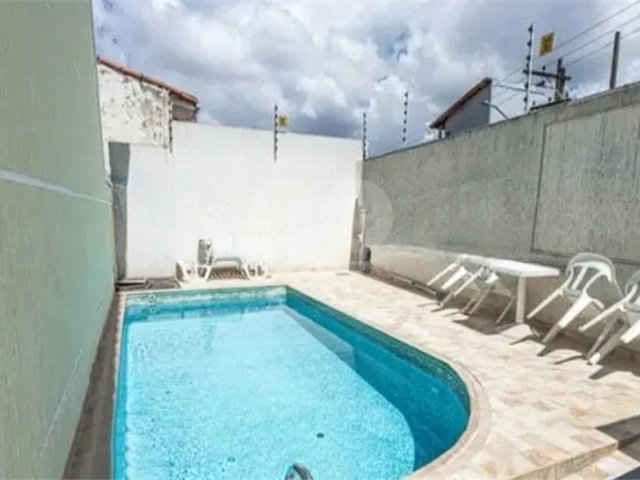 Casa à venda com 3 quartos, sendo 2 suítes,  no condomínio Residencial Erika, São Paulo - SP