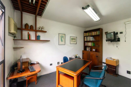 Casa à venda com 8 quartos, sendo 2 suítes, em Indianópolis, São Paulo, SP