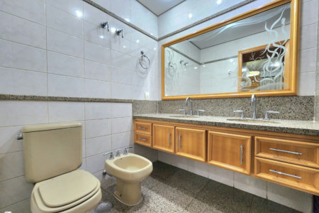Apartamento Alto Padrão Frente Mar com 4 Dormitórios, 3 Suítes e 3 Vagas na Orla de Santos