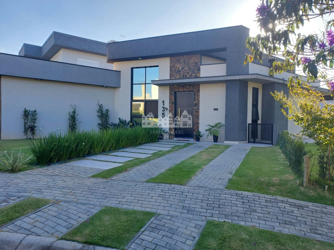 Casa à venda com 4 quartos, sendo 2 suítes,  no condomínio Figueira Garden, Atibaia - SP
