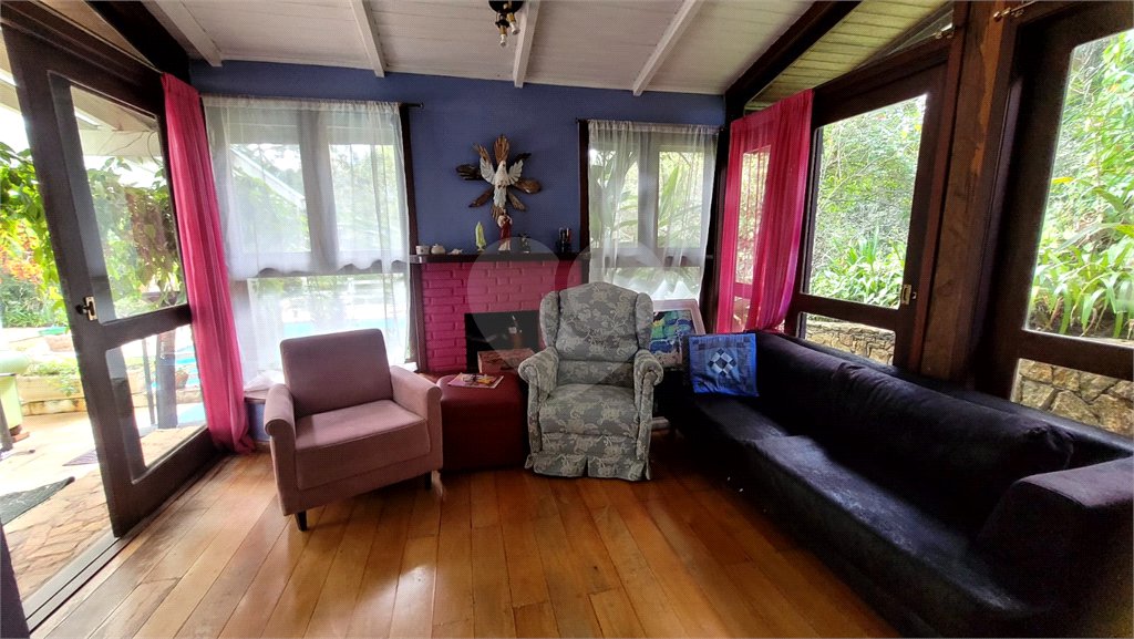 Casa à venda ou para alugar com 4 quartos, sendo 3 suítes, no condomínio Associação Reserva das Hortênsias, Mairiporã - SP