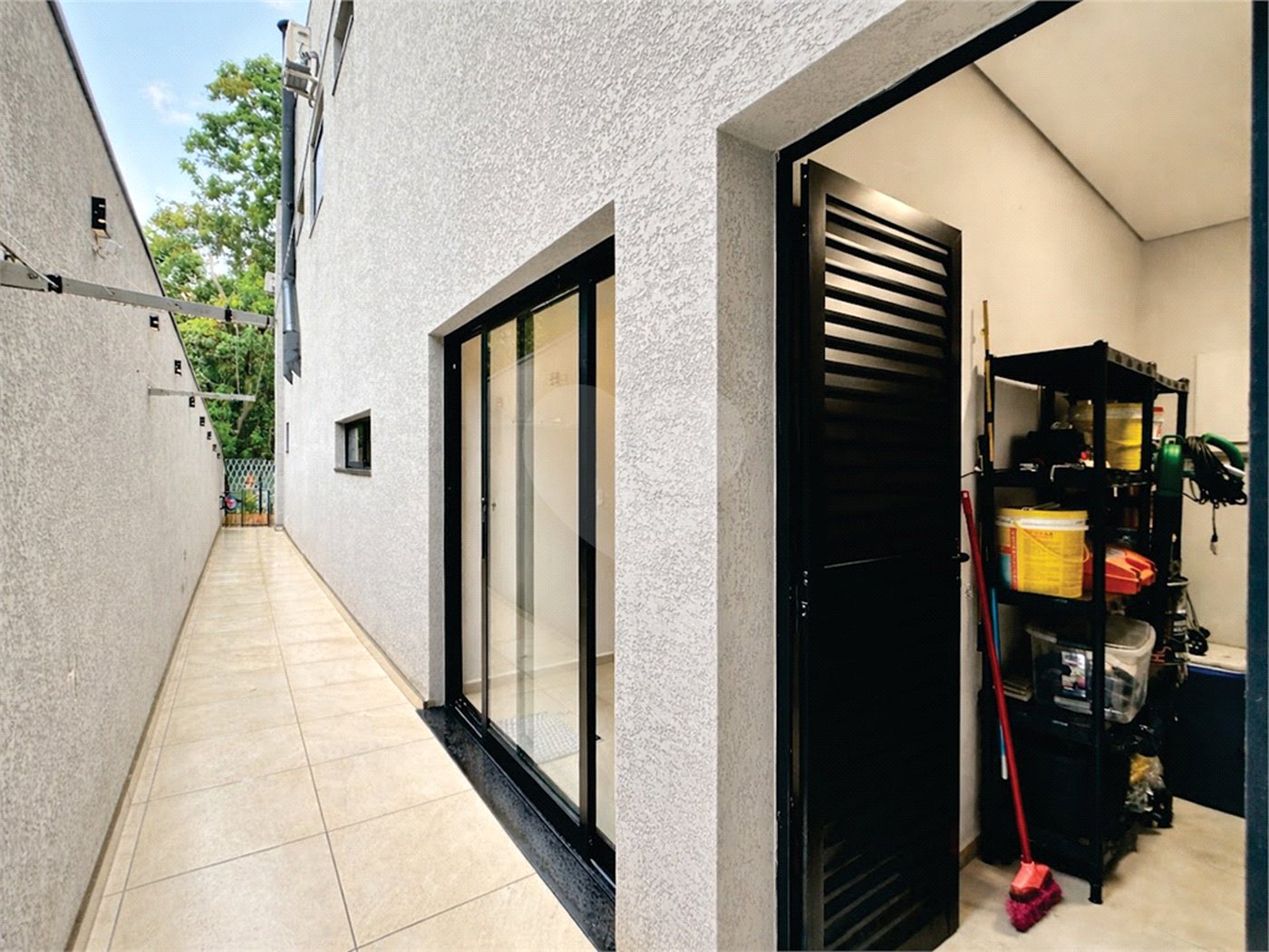 Casa à venda com 3 suítes no condomínio Reserva Santa Maria, Jandira - SP