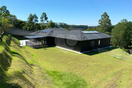Casa à venda com 4 quartos, sendo 3 suítes,  no condomínio Jardim das Palmeiras, Bragança Paulista - SP