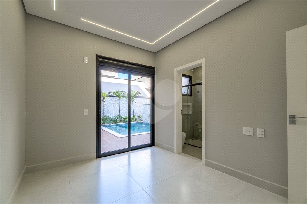 Indaiatuba - SP - Condominio Dona Lucilla - Valor R$2.295.000,00 - 3 suítes + escritório + lavabo - Terreno: 300m2 - Construção: 188m2 - Diferenciais - Móveis planejados no escritório, sala de TV, lavabo, cozinha, área gourmet, lavanderia, banheiros e closet - Ar condicionado em todos os ambie