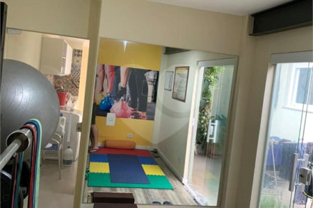 Sobrado à venda ou para alugar com 6 quartos, sendo 2 suítes, em Bosque da Saúde, São Paulo, SP