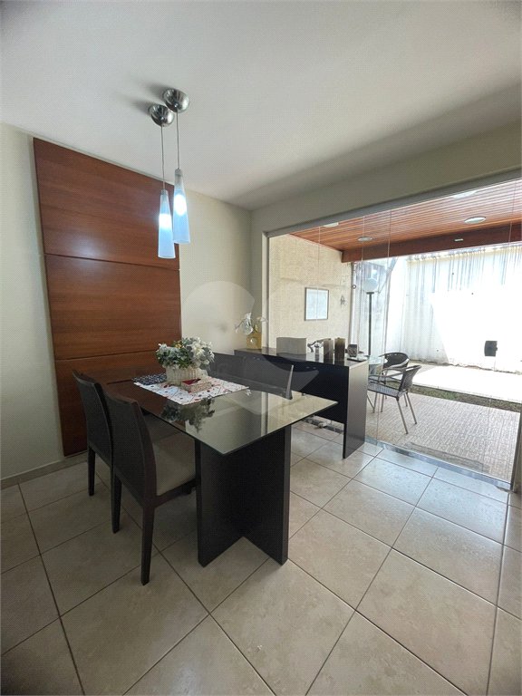 Casa à venda com 3 quartos, sendo 1 suíte,  no condomínio Montpellier, Mogi das Cruzes - SP