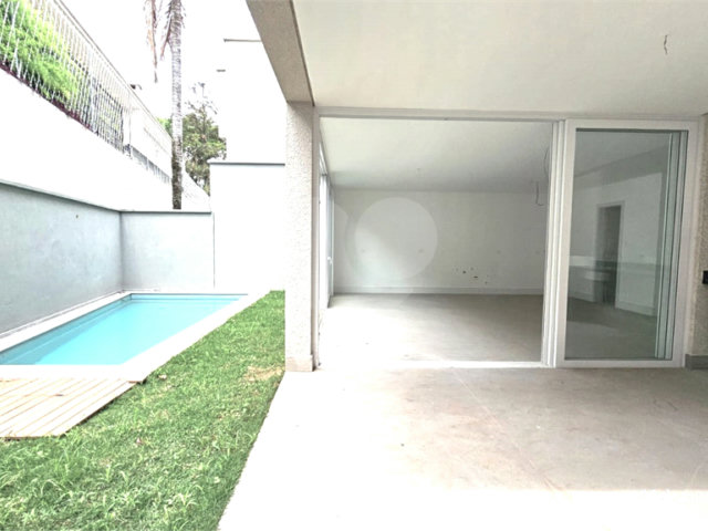 Casa à venda com 4 suítes no condomínio Vila Arese, São Paulo - SP