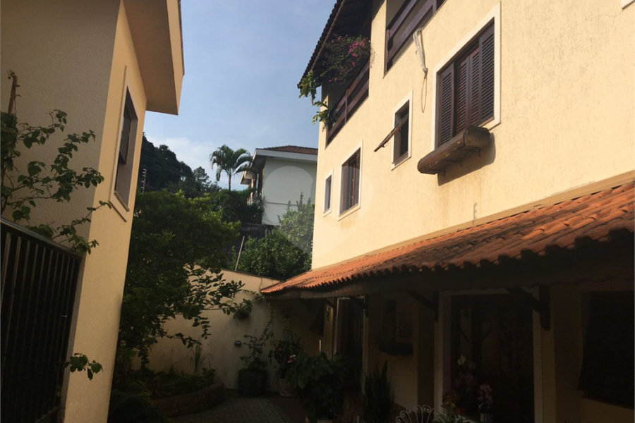 Casa à venda com 3 quartos, sendo 1 suíte, no condomínio Morada de Itapuã, São Paulo - SP