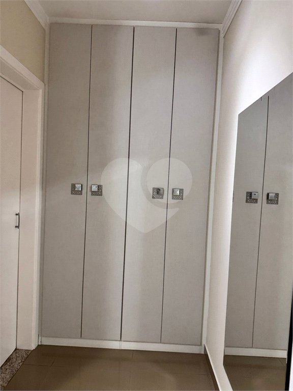 Casa à venda com 4 quartos, sendo 3 suítes, no condomínio Terras de Mont Serrat, Salto - SP