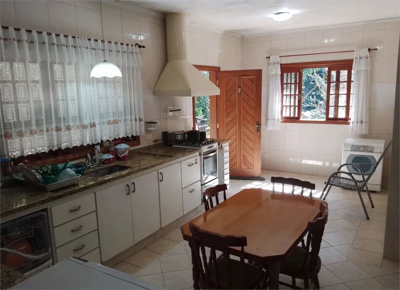 Casa à venda com 4 quartos, sendo 1 suíte, no condomínio Quinta da Cachoeira, Embu das Artes - SP