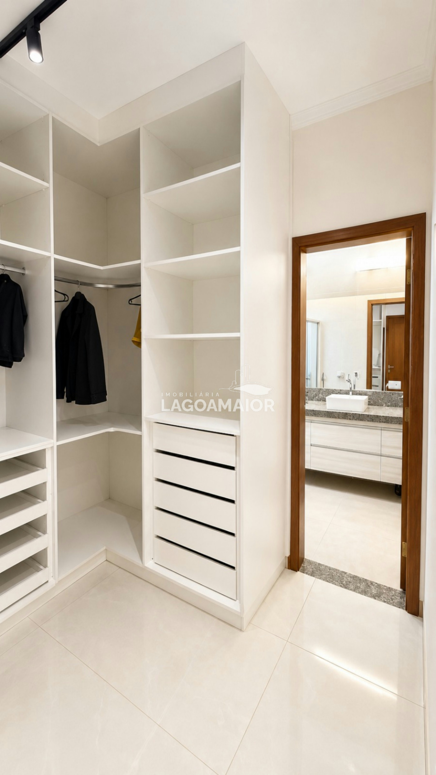 Casa à venda com 3 quartos, sendo 3 suítes, no condomínio Residencial Costa Leste, Três Lagoas - MS