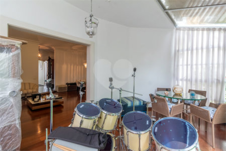 Casa à venda com 4 quartos, sendo 2 suítes,  no condomínio Vila das Flores, São Paulo - SP