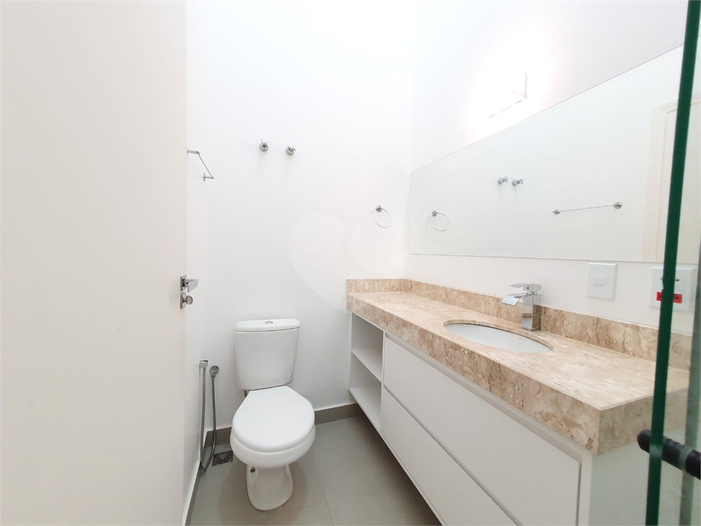 Casa à venda com 6 quartos, sendo 5 suítes, no condomínio Jardim Primavera, Louveira - SP