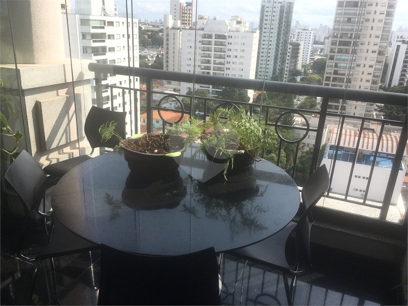Apartamento à venda com 4 quartos, sendo 3 suítes, em Moema, São Paulo, SP